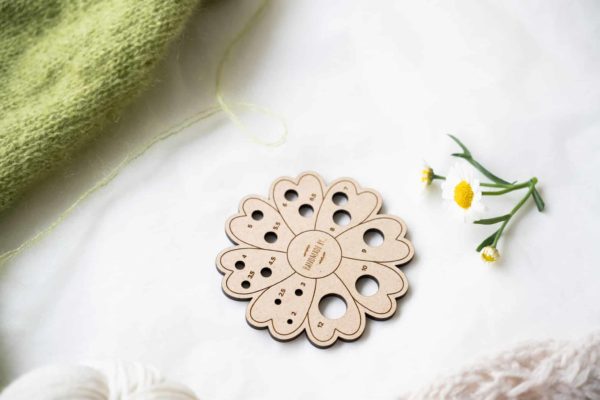 Handmade by - Strikkepinnemåler Blomstereng - Bilde 2